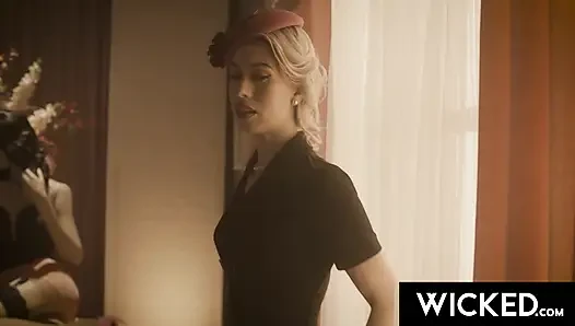 Wicked - 1950'lerin sarışın Jill Kassidy iç çamaşırı dükkanında sakso ve sikiş