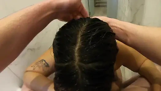 Ibu-ibu nakal ini dientot habis-habisan sama ibunya sendiri di kamar mandi