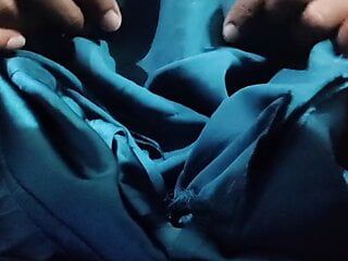 Член с хуя натирает шелковистую синюю атласную шаль от медсестры (47)