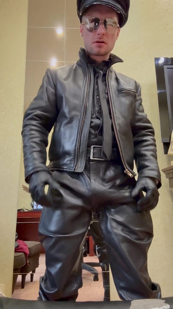 警察官キンキシリウスがフルレザーの服でカメラの前でストリップショーを披露しました!