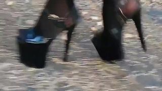 Siyah aşırı yüksek topuklu bayan lee( video kısa versiyonu)
