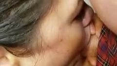 Mamă sexy asiatică suge o pulă mică