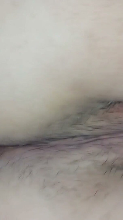 Chica con coño jugoso quiere sentir una polla | Clip 1