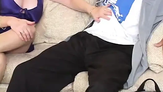 Cowok berondong ini dientot habis-habisan sama pelacur tua rambut pirang setelah nyepong kontolnya