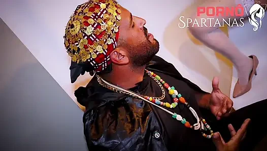 Sıcak Sarışın, Yeni Yıl Tahminlerini Öğrenmek İçin Yaramaz Çingene'ye Gidiyor