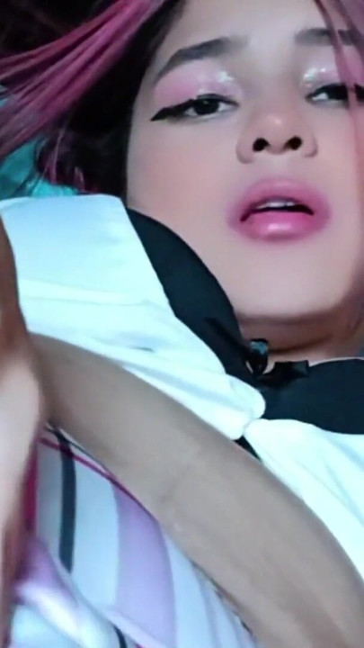 KOLOMBIYALı KENDINE DOKUNUYOR VE BÜYÜK GÖĞÜSLERINI GÖSTERIYOR | Klip 1