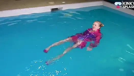 Schwimmen und spielen in Pvc Mac, latex und High Heels