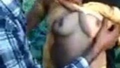 देसी चाची में खेत कॉलेज के लड़कों खेल के साथ उसके स्तन