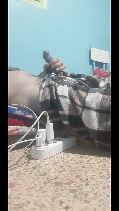 Izvlačenje penisa iz rupe u hlačama