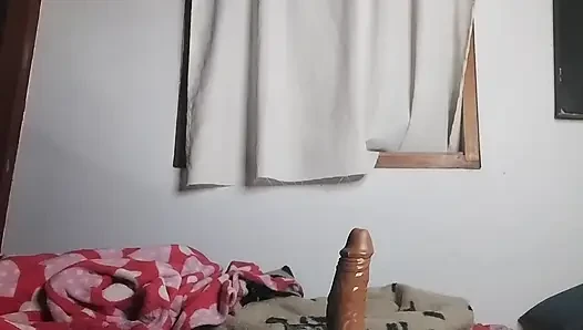 Üvey erkek kardeşimin yapay penisi gece yarısı beni sikiyor