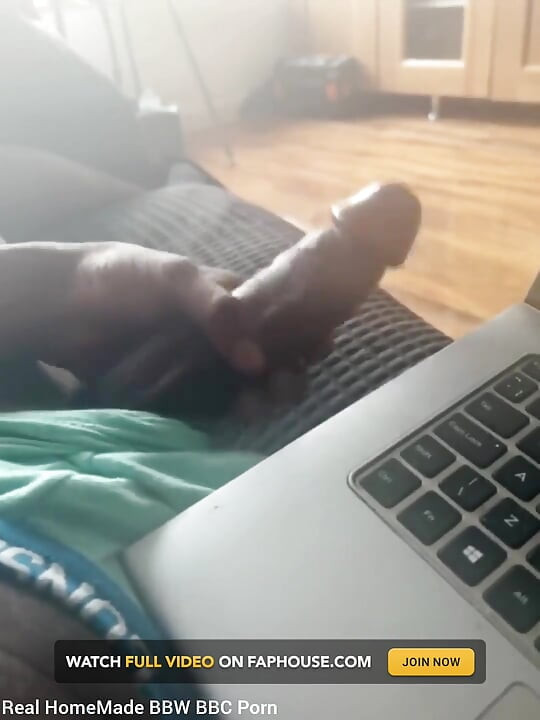 Acariciando mi gran polla negra viendo porno