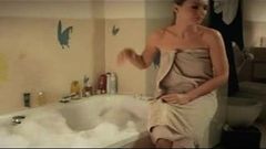 Martina Hill nimmt ein Bad