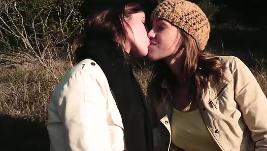 Kara Price und Audrey Rose sind heiße lesben, die sexspielzeug benutzen