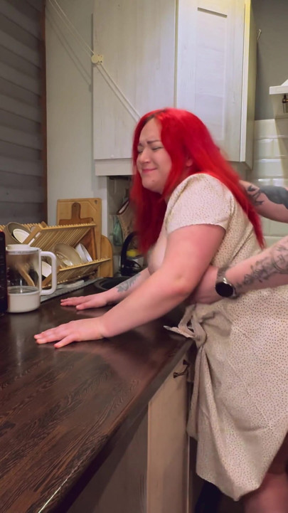 Sexo na cozinha com uma esposa ruiva. . | Clipe 1