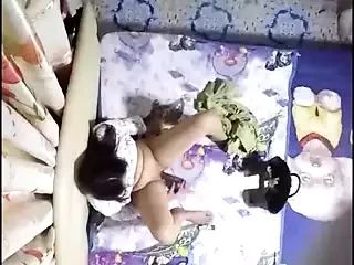 Güzel bir kadının mastürbasyon yaparken kamera arkası