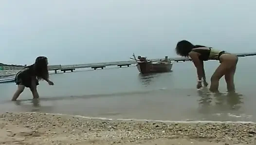 2 seksi latin havuzda ve plajda lateks fetişi sunuyor