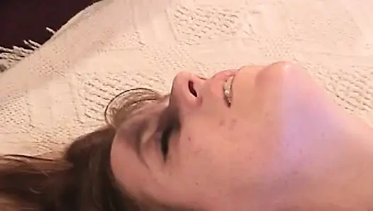 Две юные наветрии наслаждаются лесбийским сексом на улице