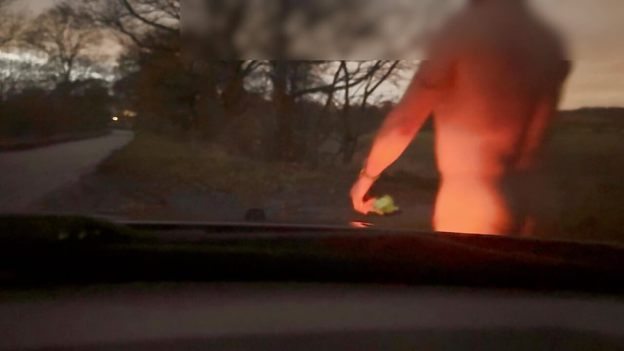 Meninggalkan mobil hanya dengan jas panjang dan telanjang antara mobil yang lewat