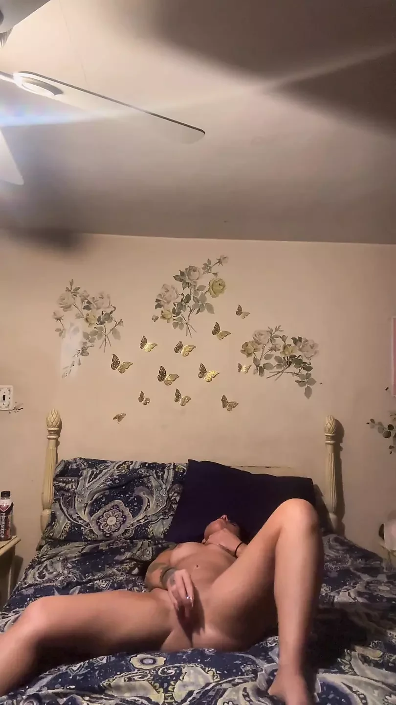 Ja trljam klitoris i poigujem se novim vibratorom