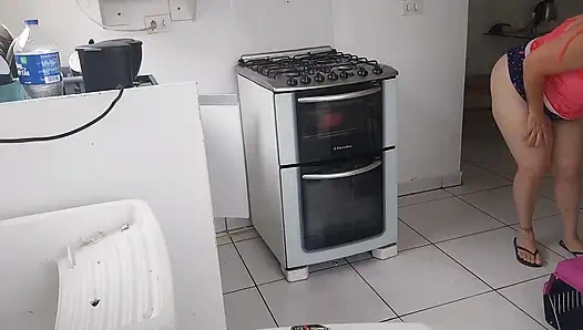 Eine freche Blondine, die für ihre Liebhaber loslässt.