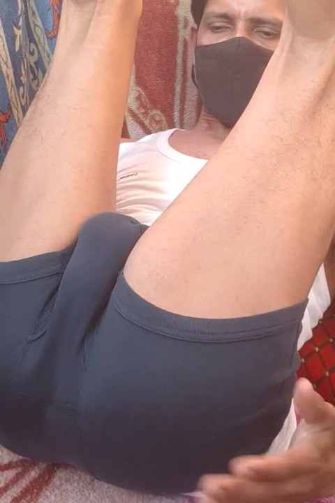 אצבעות בחור התחת זיון שחור גדול בחוץ