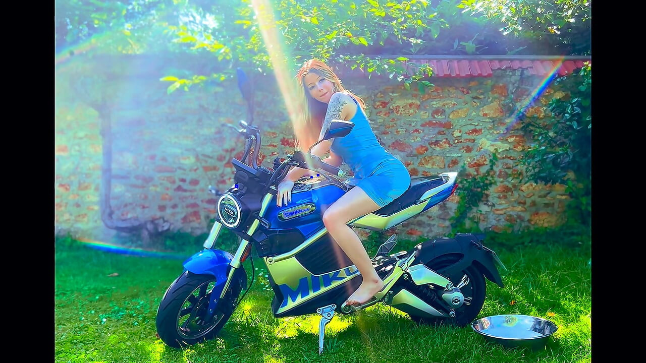 Motorcycle Pussy Rub Wet Tease & Orgasm
