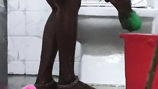 Desi bhabhi nahati huye kitni achi lagti hai