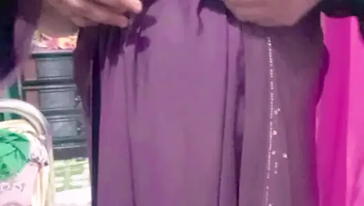 Nibroar güzel evli kadın sakso çekiyor ve domaltarak amcığını sikiyor.