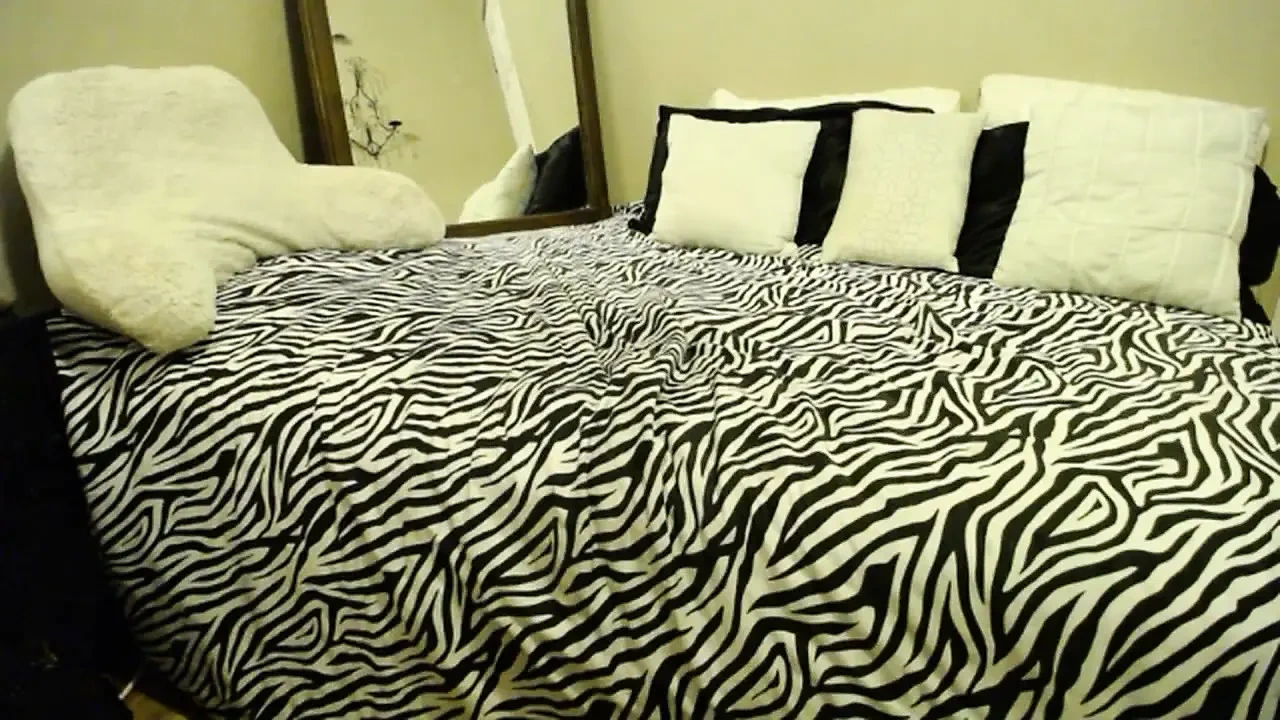 Mẹ kế đút mông tự địt mình với BWC và sau đó đụ đít cô ấy bằng dương vật giả bằng thủy tinh