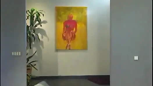 Minyon küçük fahişe asılı aygırların uzun yarağının üzerinde götünü sektiriyor