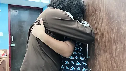 Ciuman leher dengan kunci bibir di baju tidur