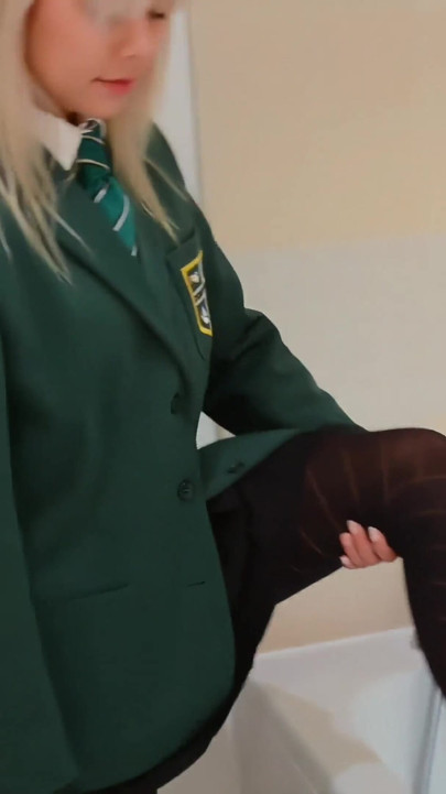 浴場の緑と黒の制服、リリーが登場