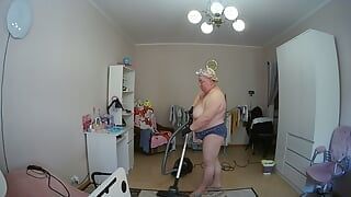 Schoonmoeder reinigt de kamer naakt