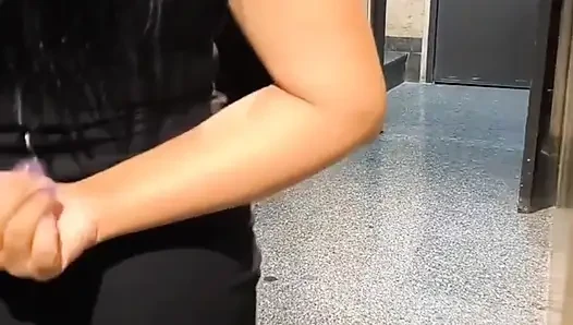 Evli kadın asansörde prezervatifsiz aldatıyor