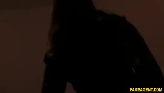 Fake Agent - kararlı özenti modeli sette sahip olduğu her şeyi veriyor