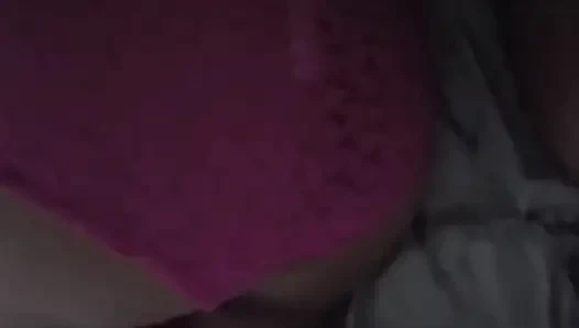 Я снимаю на видео мою сводную сестру, не осознавая этого, и я ласкаю ее и положил на нее руку