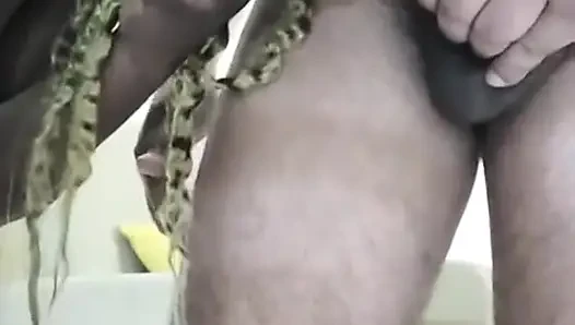Üniversiteli ateşli Afrikalı kız büyük yarağa çok boşalmayı seviyor