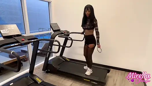 Я — худая силиконированная девушка из Smart Fit