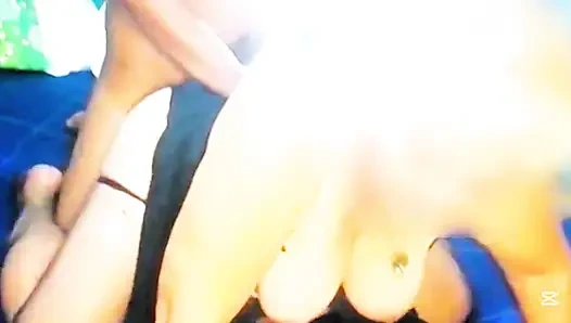 Kız arkadaşımın, iri güzel kadın, domaltılıyor ve yarağa biniyor