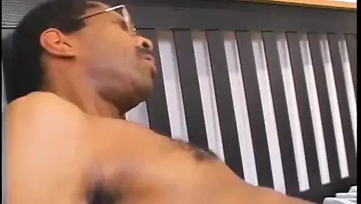 Şanslı zenci adam yarağını sarışın güzele yutturuyor