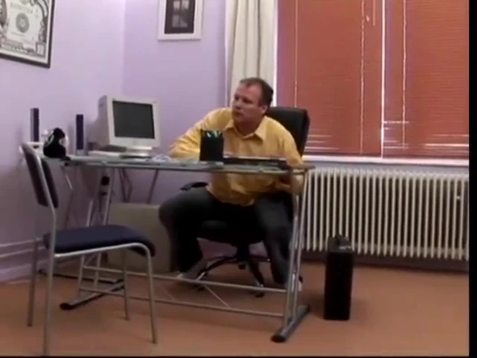 Freche junge brünette bekommt ihre fotze gefickt und bekommt eine gesichtsbesamung