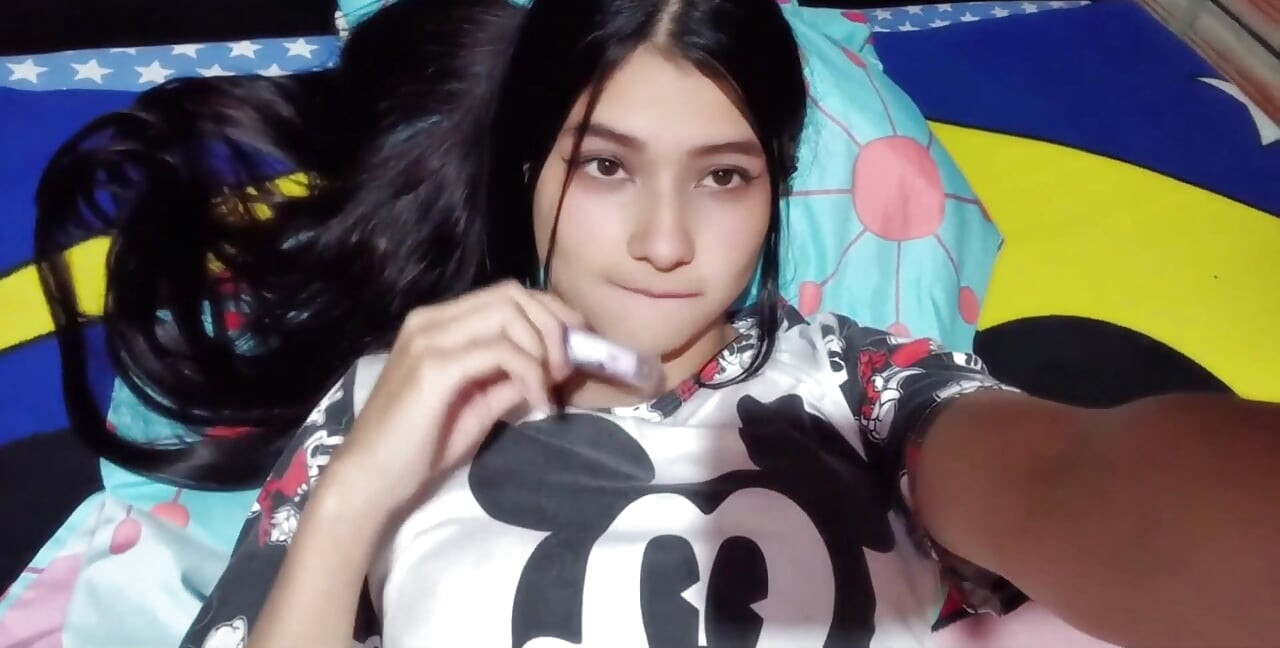 18 yaşındaki üniversiteli kız mastürbasyon yapıyor