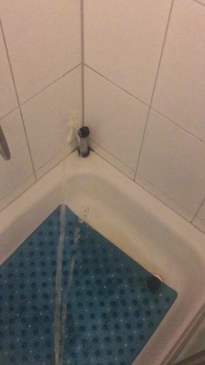 in die dusche gepisst