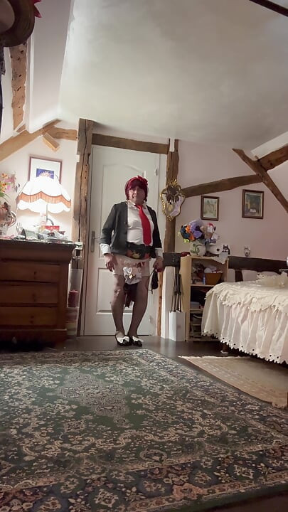 แต่งตัวในกระโปรงลายเล็ก ๆ สําหรับตอนเย็น