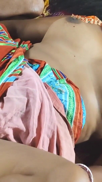 Emotivni trenutak iz "Danas se moj šogor zabavljao skidajući me i jebajući.   Indijski Desi porno video"