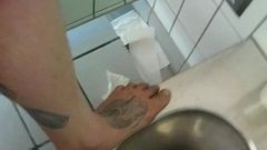 Босая в грязном публичном туалете и трахает мочой