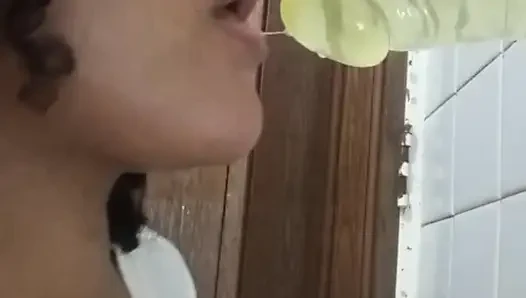 Islak tişörtlü azgın orta yaşlı seksi kadın