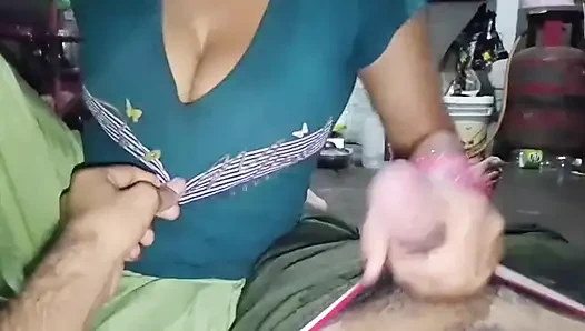 I ke yarak emiyor ke apni göğüsler pe pani niki Hintçe ses