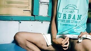 Ragazzo gay del college che si masturba in treno in India