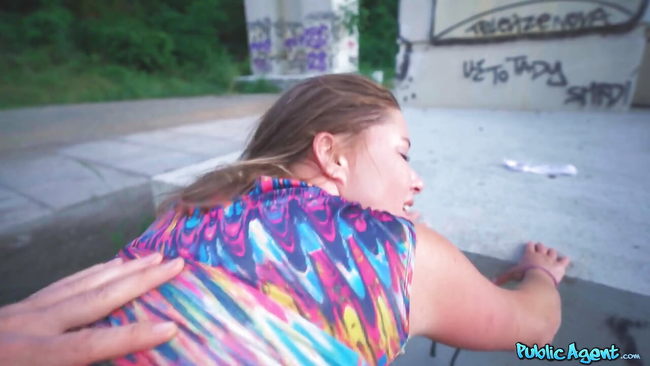 Agent public - Elisa Tiger adoră futaiul pe la spate sub autostradă